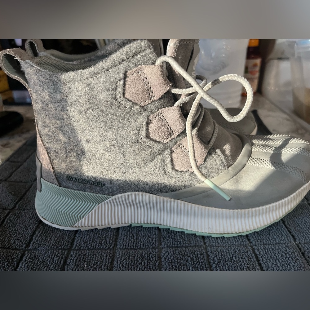 Women's Size 7 SOREL OUT N ABOUT™ IV CLASSIC WOMEN'S WATERPROOF BOOT.